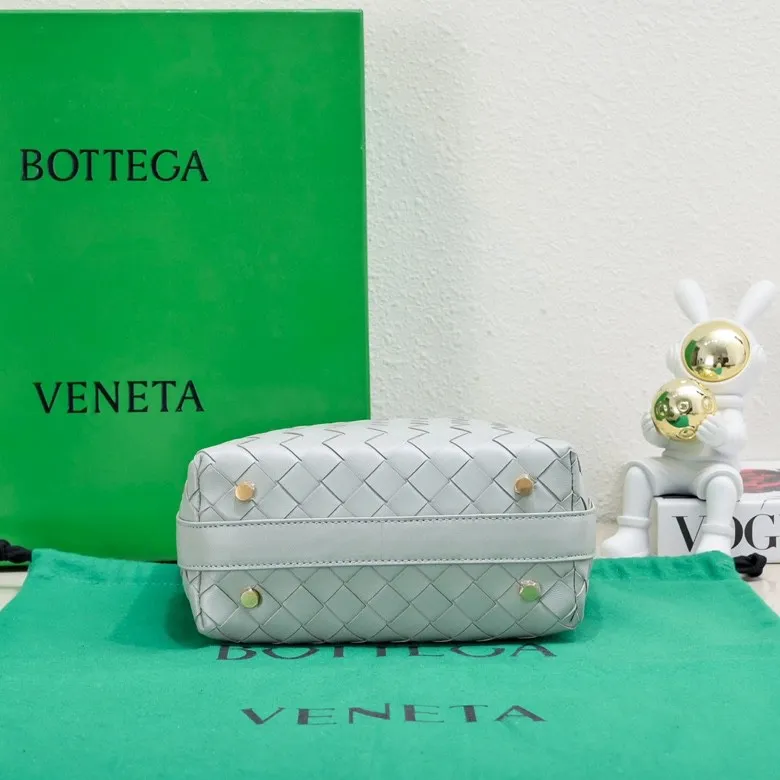 Batch 1360 #BvWallace Shoulder Lunch Bag 🔥 A lunch box bag that you can just grab and go. It is made of classic intrecciato weaving technology and reflects the craftsmanship of Bottega. The entire bag is made of top-grade happa lambskin. It is very soft and lightweight. The small bag shape is cute and exquisite. The interior capacity is also very large and can be carried under the arm. It is quite practical! The bottom of the bag is made of gold metal to prevent wear and tear. The details are really good! Choose this elegant commuting bag for Zaoba people~ Size: 22x13x9.5, model number; 7748#